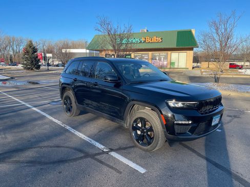 Used 2023 Jeep Grand Cherokee Limited w/ Luxury Tech Group II image 2