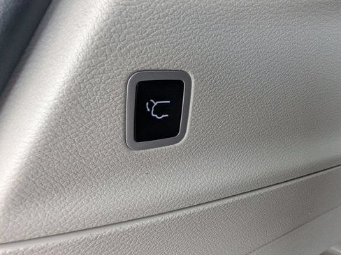 Used 2023 Chrysler Pacifica Touring-L FWD image 42