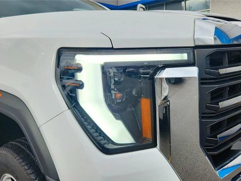 Used 2024 GMC Sierra 2500 Pro w/ Convenience Package image 2