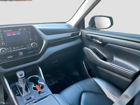 Used 2020 Toyota Highlander XLE AWD/4WD image 24