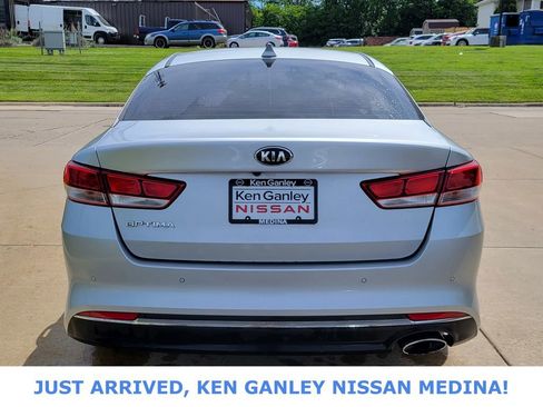 Used 2018 Kia Optima LX w/ 17" Alloy Wheels Package FWD image 4