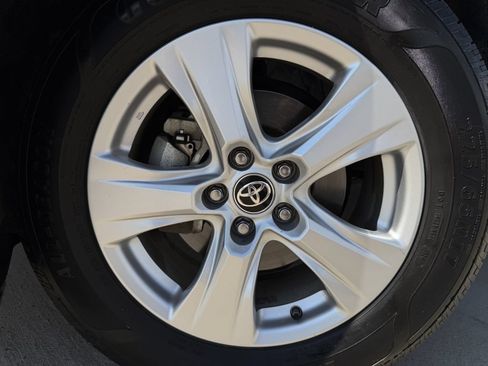 Used 2021 Toyota RAV4 XLE FWD image 9