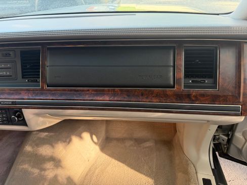 Used 1992 Lincoln Town Car Signature RWD image 15