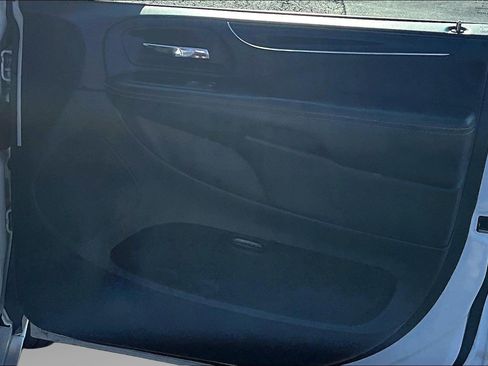 Used 2017 Dodge Grand Caravan SE FWD image 26