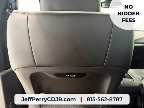 New 2027 Chrysler Pacifica Limited w/ Family Tech Group AWD/4WD image 30