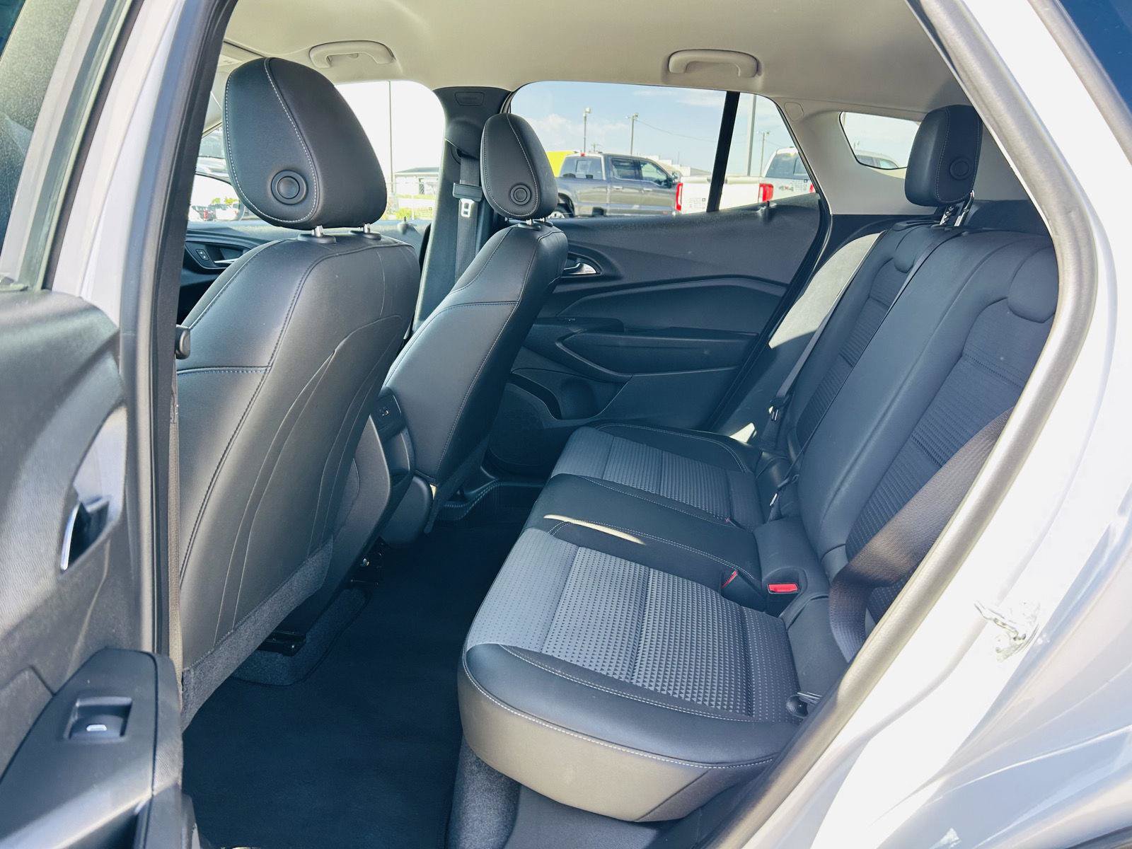 Used 2025 Chevrolet Trax LT w/ LT Convenience Package FWD image 24