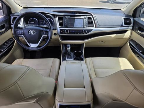 Used 2019 Toyota Highlander XLE FWD image 6