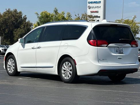Used 2018 Chrysler Pacifica Touring-L Plus FWD image 6