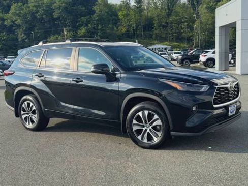 Used 2024 Toyota Highlander XLE AWD/4WD image 2