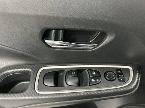 Used 2020 Nissan Versa SR w/ Convenience Package FWD image 11