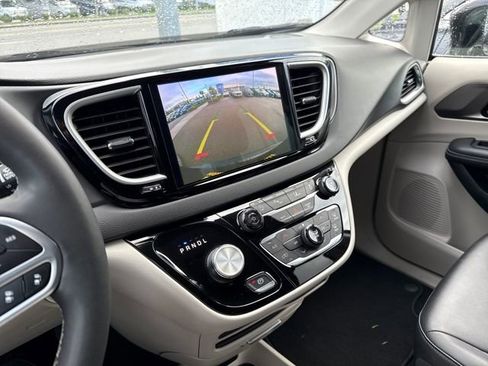 Used 2024 Chrysler Pacifica Touring-L image 28