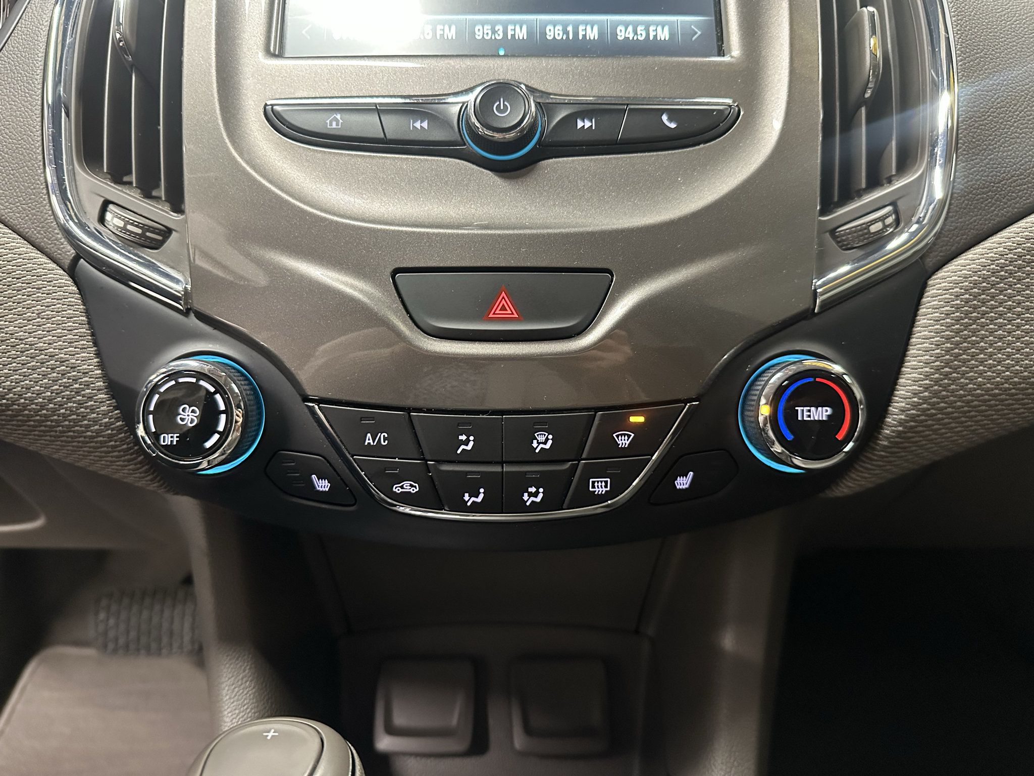 Certified 2018 Chevrolet Cruze LT w/ Convenience Package FWD image 28