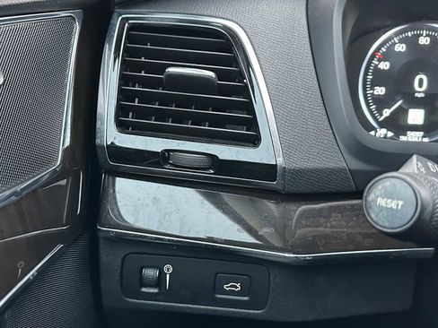 Used 2018 Volvo XC90 T6 Momentum image 34