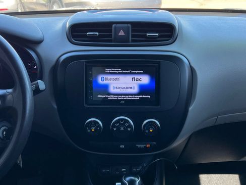 Used 2016 Kia Soul FWD image 19