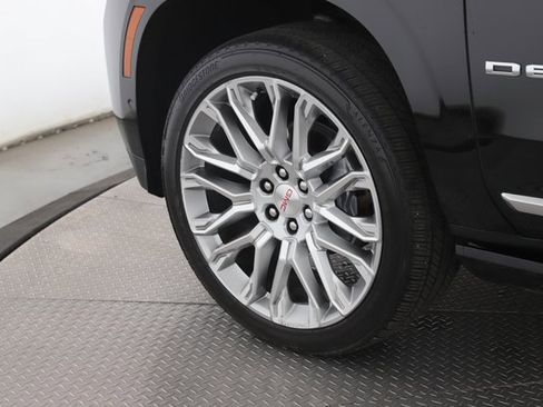 Used 2025 GMC Yukon Denali w/ Denali Reserve Package image 13