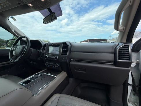 Used 2018 Ford Expedition Limited image 27