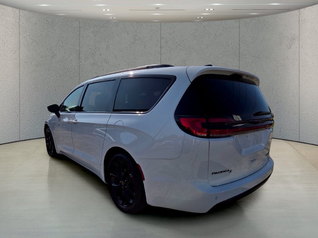 Used 2025 Chrysler Pacifica Limited FWD image 3