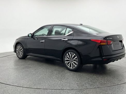 Used 2025 Nissan Altima 2.5 SV FWD image 6