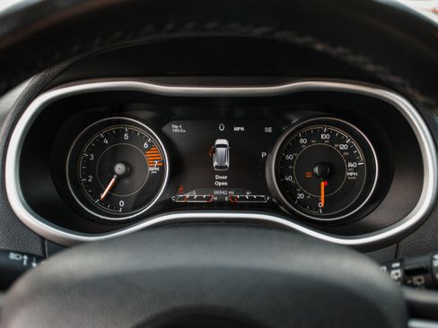 Used 2018 Jeep Cherokee Trailhawk AWD/4WD image 15