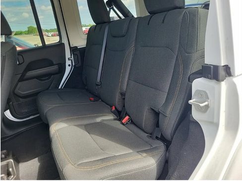 Used 2026 Jeep Wrangler Unlimited Sahara AWD/4WD image 6