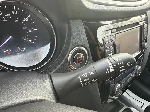 Used 2016 Nissan Rogue SV w/ SV Premium Package image 25