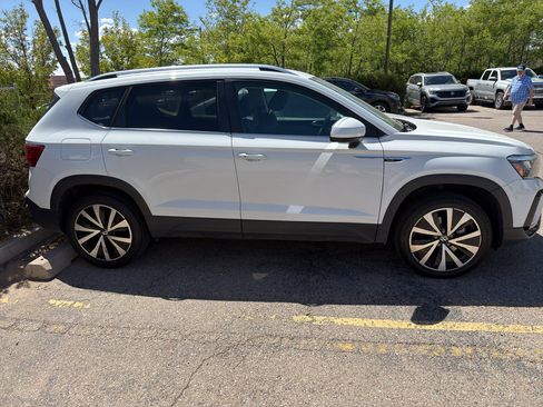 Used 2024 Volkswagen Taos SE FWD image 7