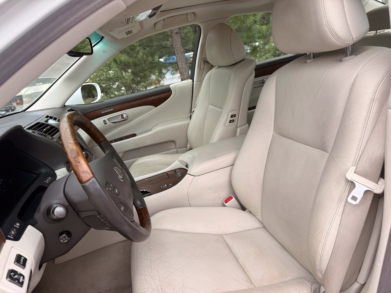 Used 2011 Lexus LS 460 w/ Comfort Pkg RWD image 37