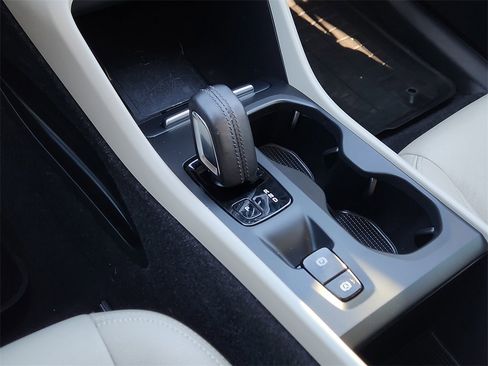 Used 2020 Volvo XC40 T5 Momentum w/ Protection Package Premier image 20