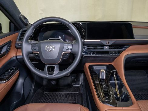 Used 2025 Toyota Crown Signia w/ Advanced Technology Package image 7