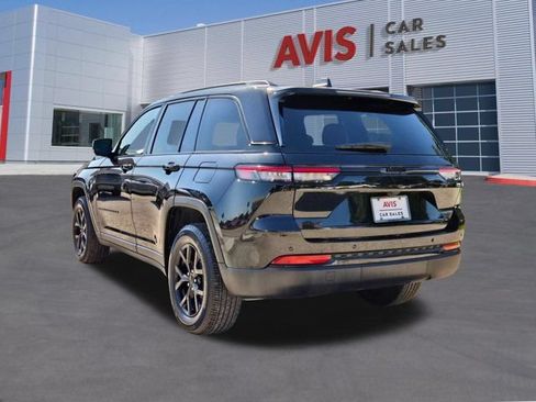 Used 2025 Jeep Grand Cherokee Altitude AWD/4WD image 10