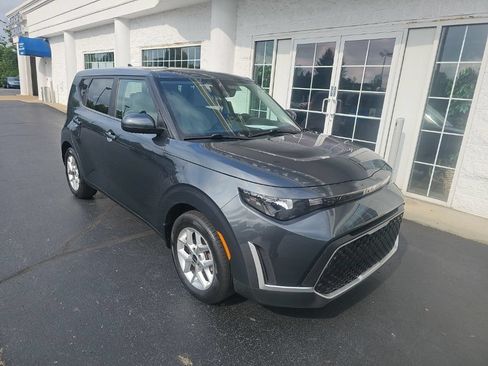 Used 2023 Kia Soul LX w/ LX Technology Package FWD image 2