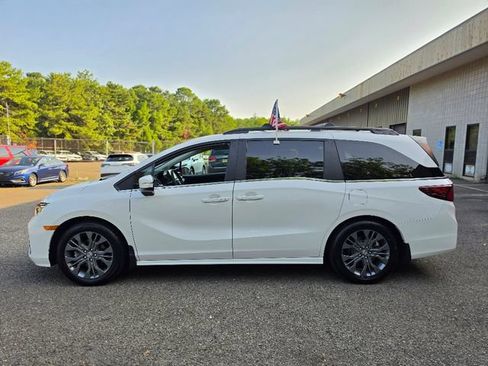 Used 2025 Honda Odyssey Touring image 2