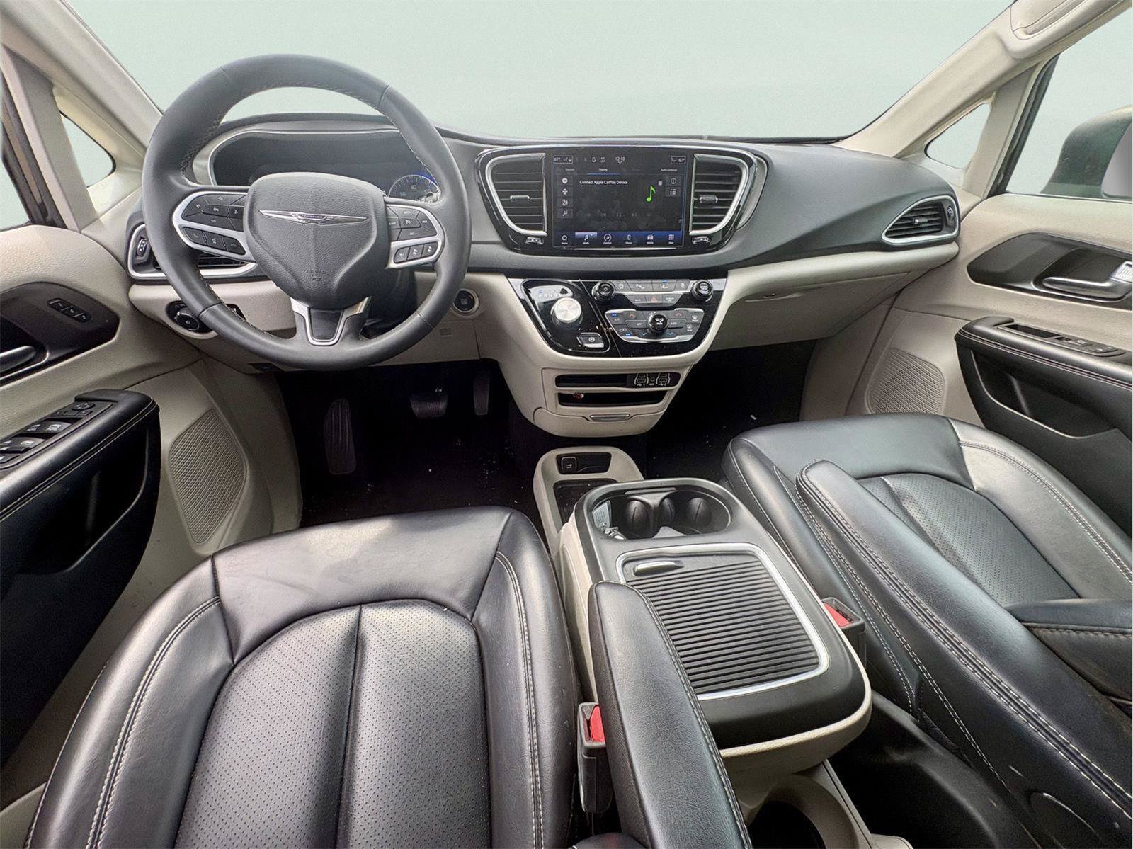 Used 2023 Chrysler Pacifica Touring-L FWD image 9