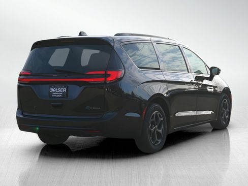 Used 2024 Chrysler Pacifica Premium FWD image 5