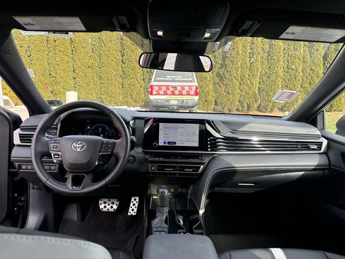 Used 2025 Toyota Camry SE image 15