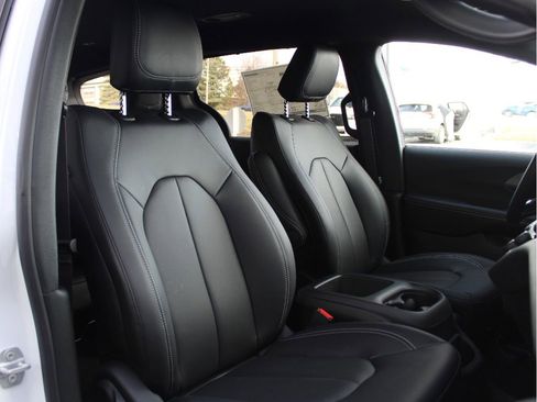 New 2026 Chrysler Pacifica Select image 24