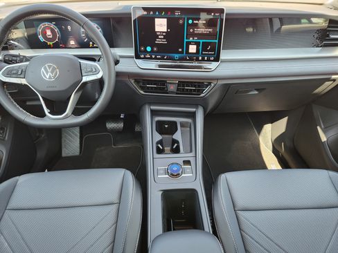 New 2025 Volkswagen Tiguan SE image 20