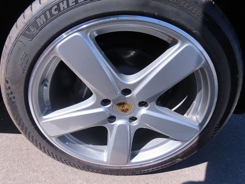 Used 2018 Porsche Cayenne image 16