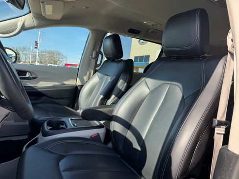 Used 2023 Chrysler Pacifica Touring-L FWD image 27
