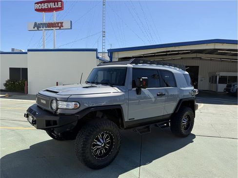 Used 2014 Toyota FJ Cruiser 4WD w/ Convenience Package image 1