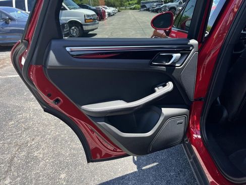 Used 2023 Porsche Macan AWD/4WD image 16
