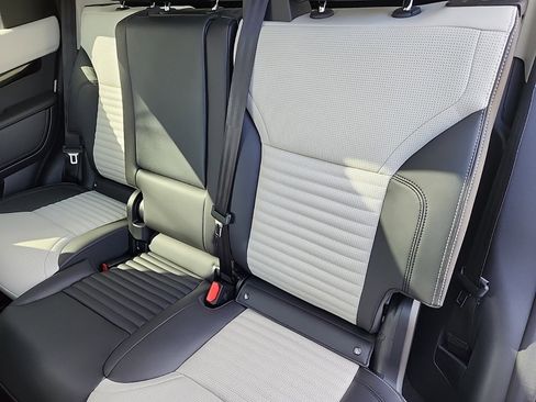 Certified 2025 Land Rover Discovery S image 25