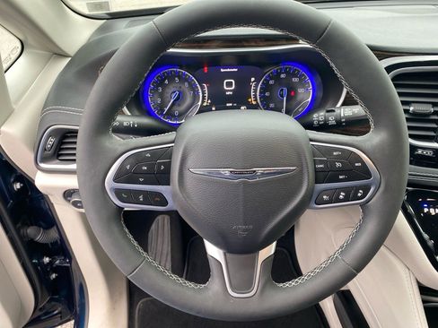 Used 2023 Chrysler Pacifica Limited image 10