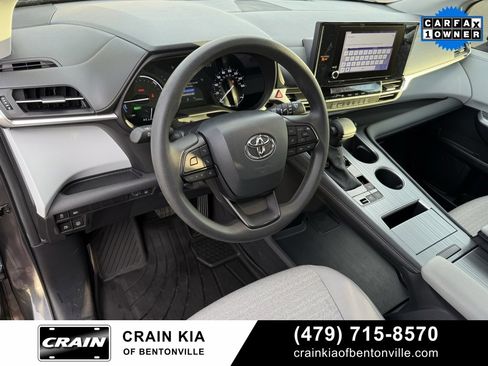 Used 2025 Toyota Sienna LE image 10