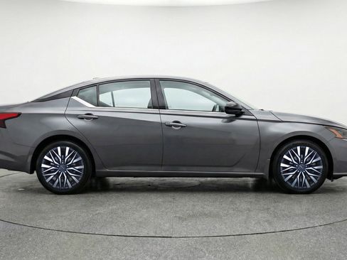 Used 2025 Nissan Altima 2.5 SV image 11