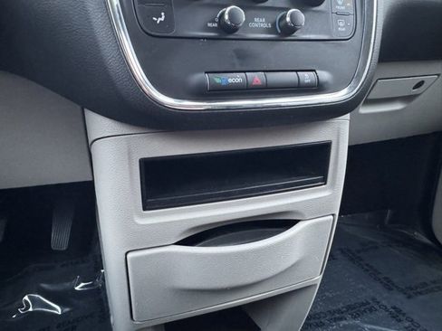 Used 2019 Dodge Grand Caravan SE w/ UConnect Hands-Free Group image 13