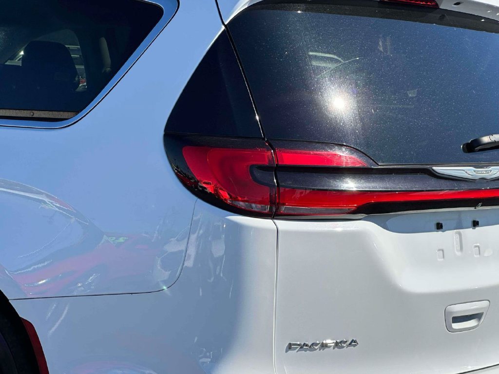 Used 2023 Chrysler Pacifica Touring-L FWD image 9