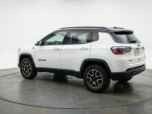 Used 2025 Jeep Compass Trailhawk image 6