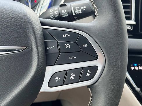 Used 2024 Chrysler Pacifica Touring-L image 21