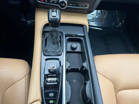 Used 2017 Volvo S90 T6 Momentum w/ Vision Package image 27